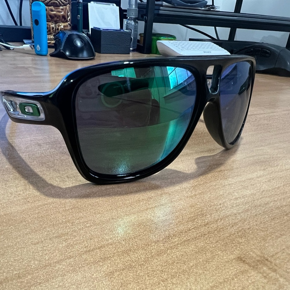Oakley shades/some slight scuffs qty: 2
